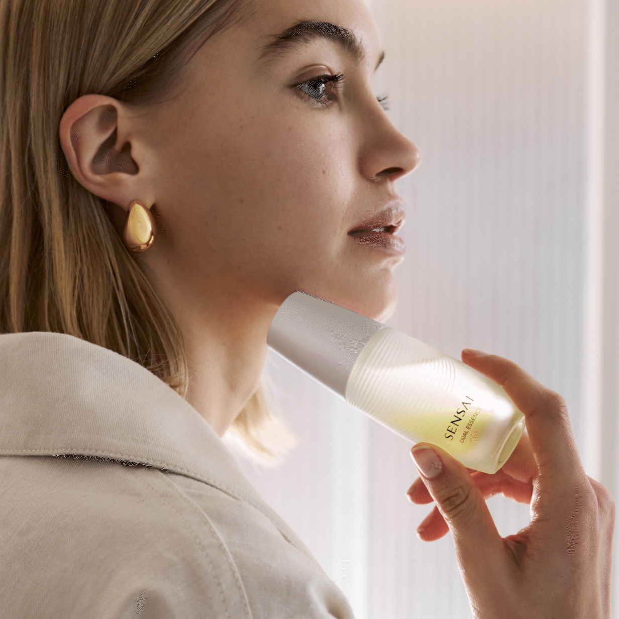 Flacone e texture DUAL ESSENCE in un’atmosfera di San Valentino